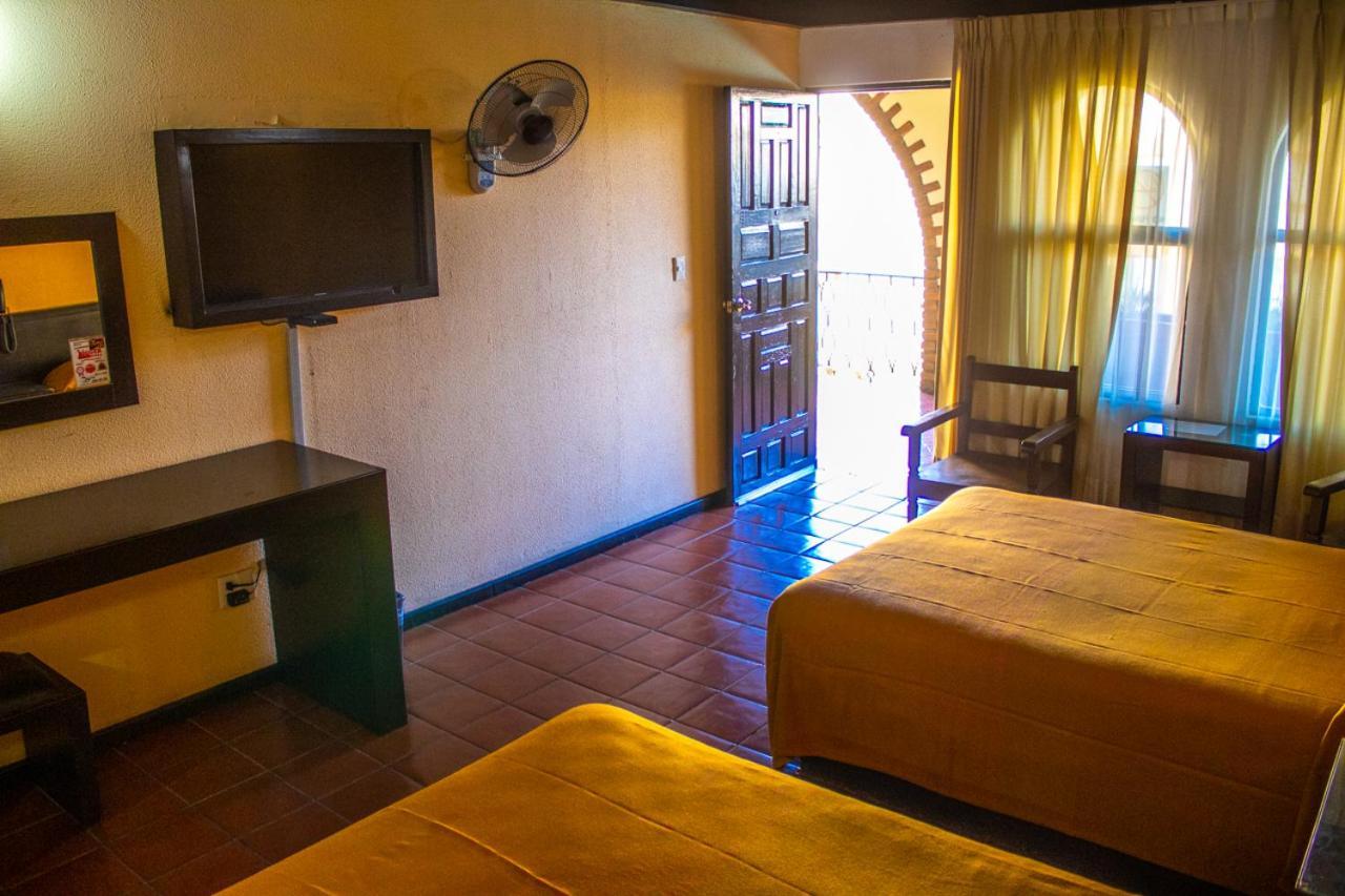 Hotel Villa Capri Морелия Экстерьер фото